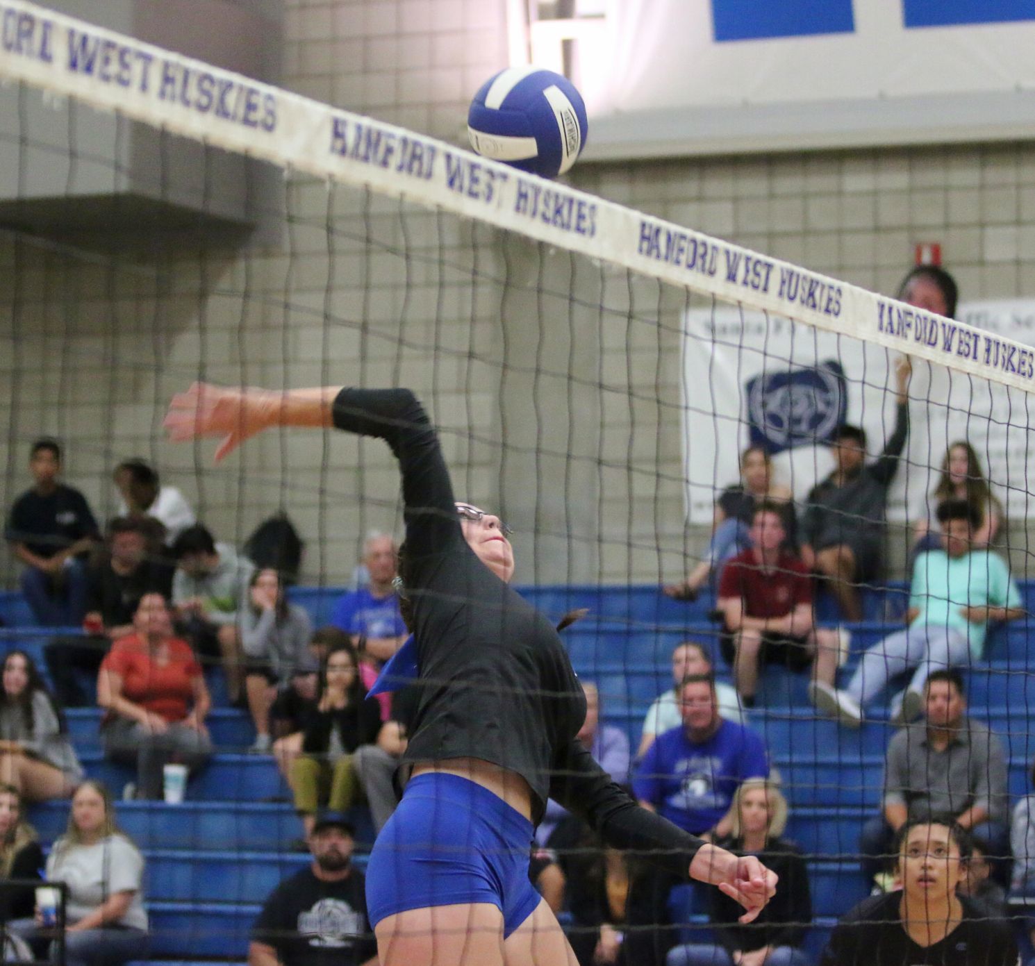Huskies show heart in loss to Monarchs on Senior Night